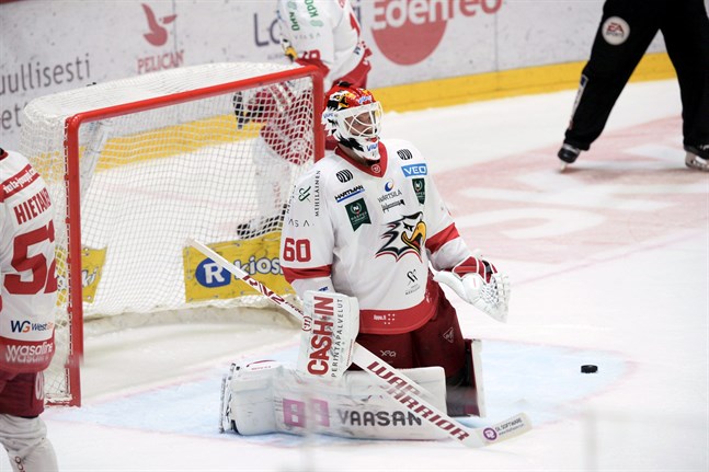 Rasmus Reijola tvingades vittja nätet efter knappa fem minuters spel.