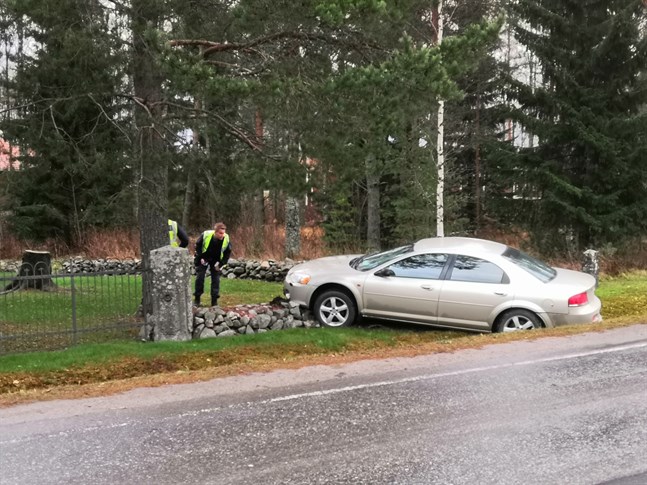 Personbilen körde av vägen. Trafikolyckan inträffade på Kristinestadsvägen i Pjelax.