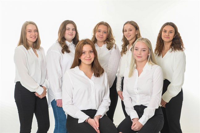 Nykarlebys luciakandidater 2021. Från vänster, översta raden: Ella Liljeqvist, Jessica Näs, Elin Sundholm, Laura Lillas, Nathalie Häggblom. Nedre raden, från vänster: Sofia Segervall, Ida Stenvall.