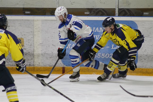 Hampus Snickars gjorde två mål mot Centers. Men det räckte inte till några poäng.