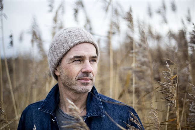 Ny bok. Peter Jöback är aktuell med självbiografin "Att bära sig själv" där han berättar självutlämnande om hur de mörka stråken i hans liv tog över mer och mer. Nu har han kommit ut på andra sidan.