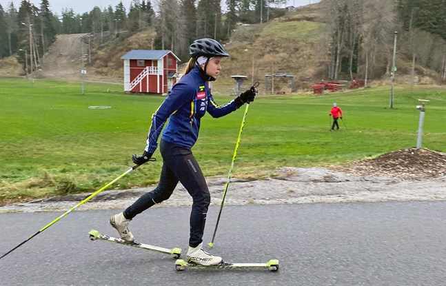 Det har blivit många kilometer på rullskidbanan i Vörå för Frida Häggkvist. Och formkurvan pekar uppåt inför säsongsstarten.
