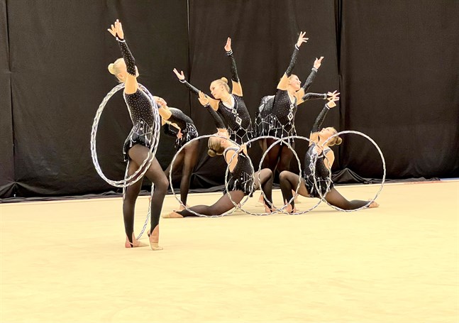 Truppen Arella L med gymnasterna Nova Bergkulla, Inka Wahlroos, Emelie Enlund, Alexandra Engelholm, Laura Ylikoski, Minnie Ylikoski och Aurora Krasniqi var överlägsna på hemmaplan på söndagen.