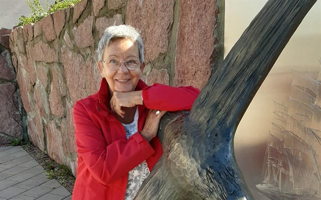 Ann Holm-Mörn bor på Åland men har starka band till sina hemtrakter i Österbotten. Hon har också valt att låta de flesta dialoger i sin roman gå på Oravaisdialekt.