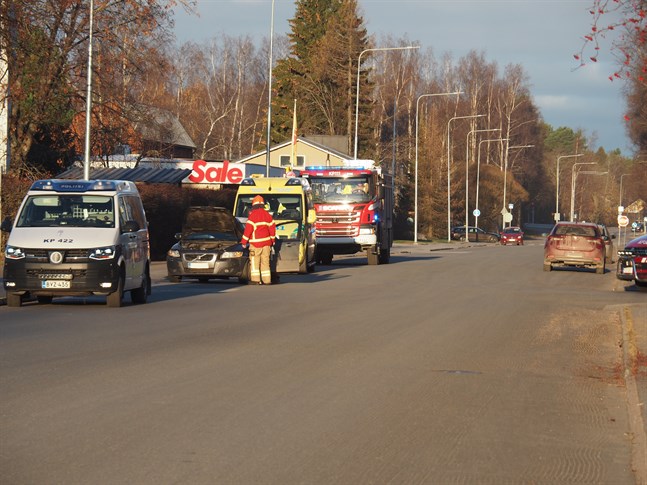 Den mörka personbilen (till vänster) och den röda personbilen (till höger) krockade i korsningsområdet.