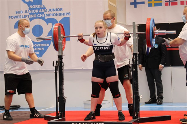 Här ryker världsrekordet! Nina Heikkinen från Jakobstad klarade 170 kg, vilket innebar att det gamla rekordet i klassisk knäböj förbättrades med ett kilogram.