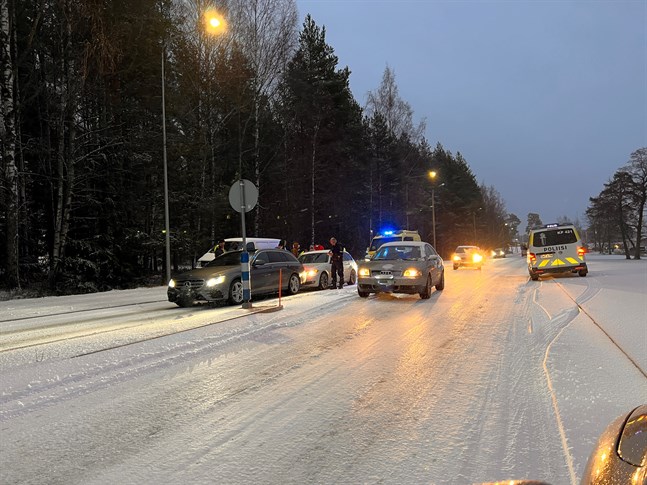 Bilkrocken i Jakobstad inträffade på Bottenviksvägen nära korsningen till Ahlströmsgatan.