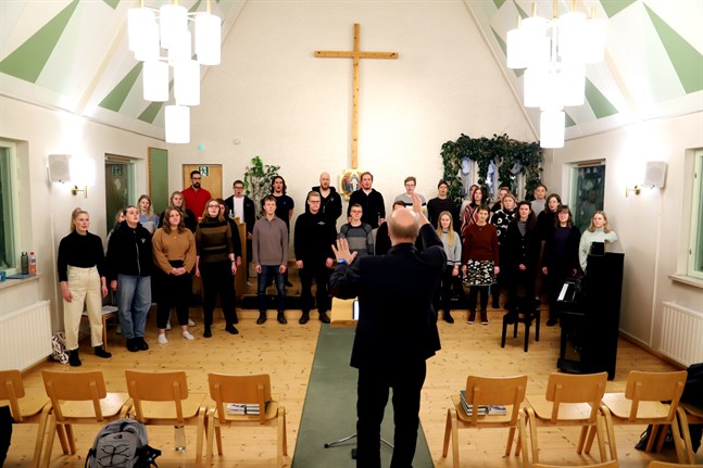 Studentkören Pedavoces övar i Dragnäsback kyrka inför sina adventskonserter. Dan Lönnqvist är dirigent.