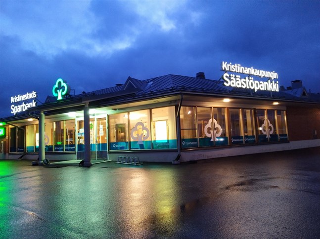 När Kristinestads sparbank var självständig bank fanns huvudkontoret i Lappfjärd. Nu stängs det kontoret. Vad som ska ske med banklokalen är en senare fråga.