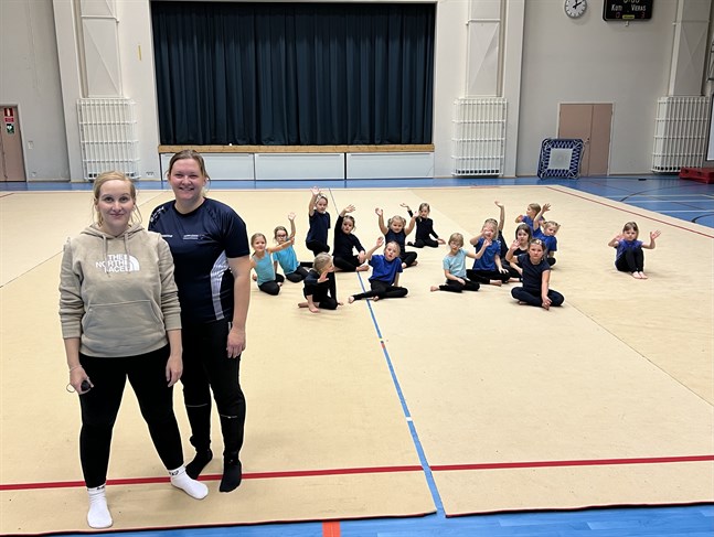 Regissören Sarah Bergkulla och ordförande Therese Ekholm är förväntansfulla inför lördagens show. Här med truppen minijumppa som också ska uppträda inför fullsatta läktare.