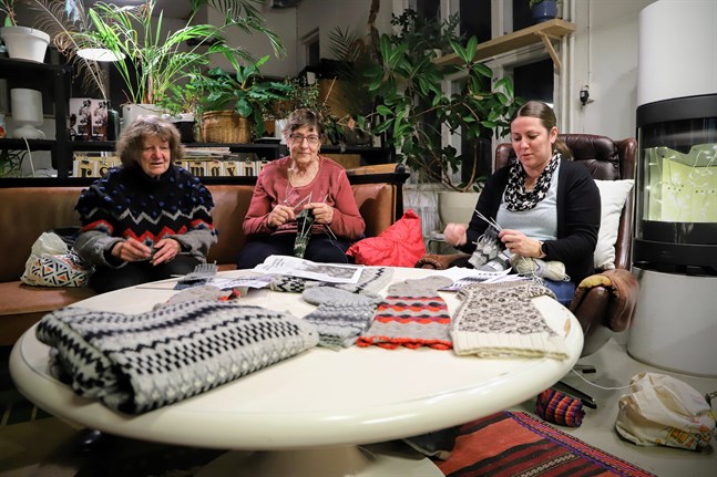 Här finns Malaxhistoria i maskor. På bordet framför Kajsa Åkerberg, Anna-Lisa Söderman och Anna Vikberg ligger stickade plagg i mönster med anknytning till Malax.