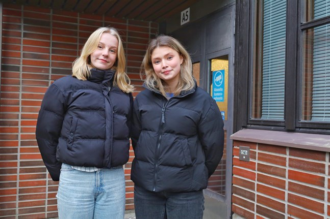 Adele Widell och Elvira Svedman går i årskurs 9 på Vasa övningsskola. De hade hoppats att självständighetsbalen skulle bli av i år när samhället börjat öppna upp.