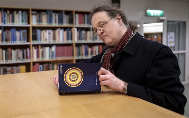 Sverige har fått en ny version av Bibeln – The Message. Felix Larsson, universitetsadjunkt i teoretisk filosofi vid Göteborgs universitet, har översatt Eugene Petersons parafras.