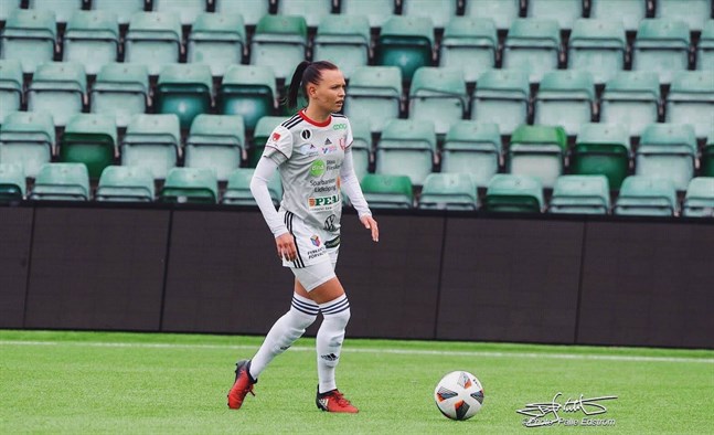 Frida Lähteenmäki spelar fotboll i Elitettan i Sverige och får betalt för sitt spelande.