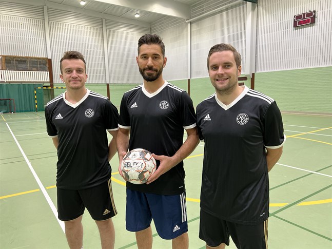 Rutinerade spelare som Edis Elkaz, till vänster, Vanja Pobor och Ludwig Siegfrids ska se till att Kaskö IK tar steget upp till trean denna säsong. Siegfrids har tidigare spelat ligafutsal.