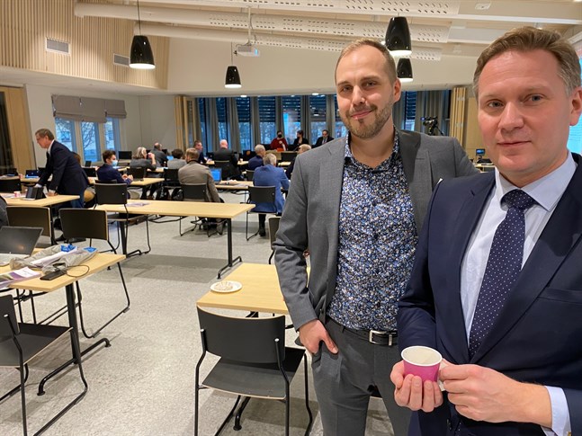 På fullmäktiges budgetmöte fanns inte bara en utan två stadsdirektörer, eller Martin Norrgård och Mats Brandt. Norrgård deltog i mötet från åhörarplats.