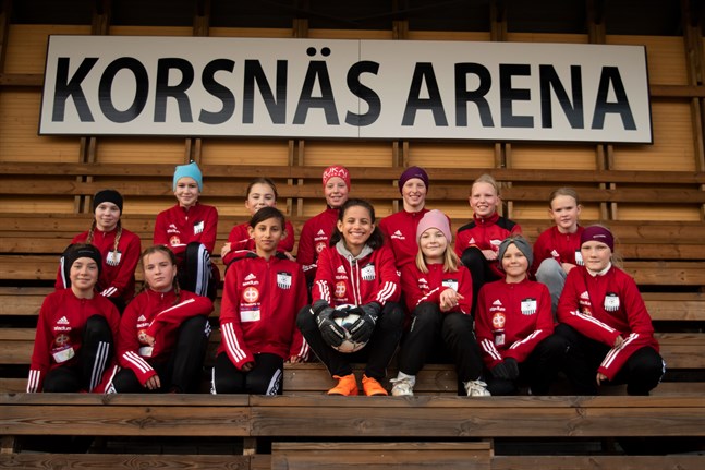 Det här laget är vinnare i en lästävling för hela Svenskfinland, KoFF:s F13-lag, här samlade på Korsnäs arena.