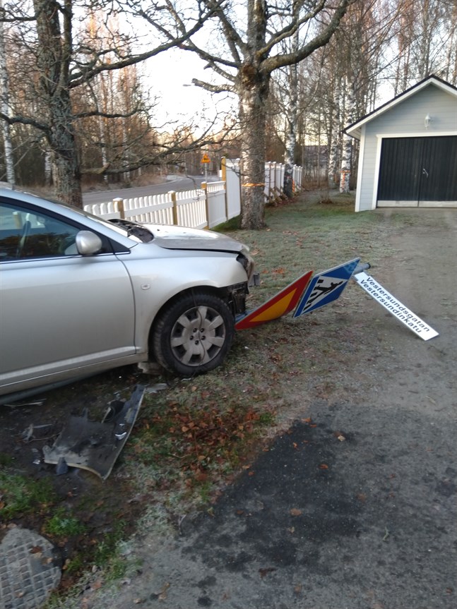 En av bilarna körde ner ett trafikmärke.