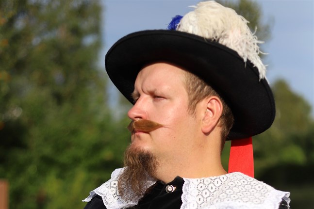 Markus Mäenpää som kung Gustaf II Adolf i Juthbacka Teaters uppsättning av "Gästabudet".