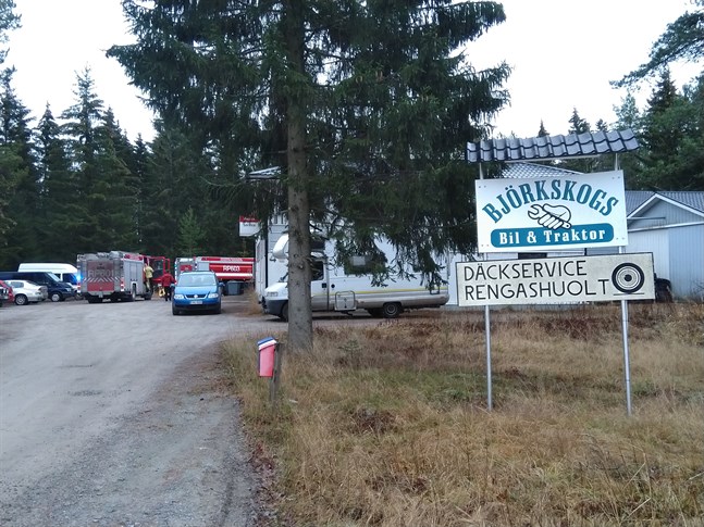 Första rapporterna antydde att det rörde sig om större byggnadsbrand vid Björkskogs Bil & Traktor men branden blev sist och slutligen inte så stor.