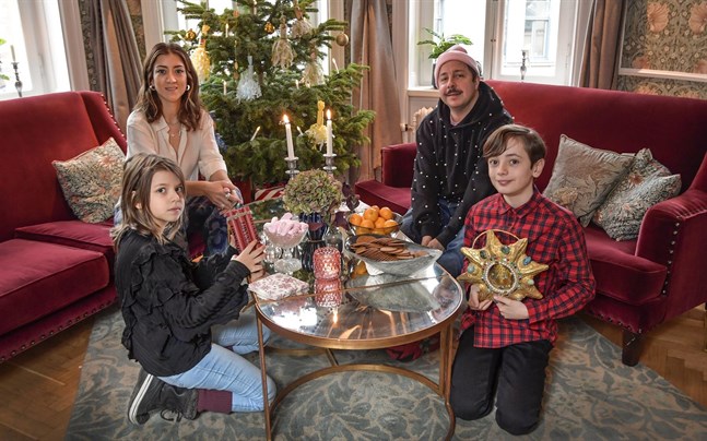 Gizem Erdogan, David Sundin, Paloma Grandin och Axel Adelöw spelar huvudrollerna i julkalendern "En hederlig jul med Knyckertz".