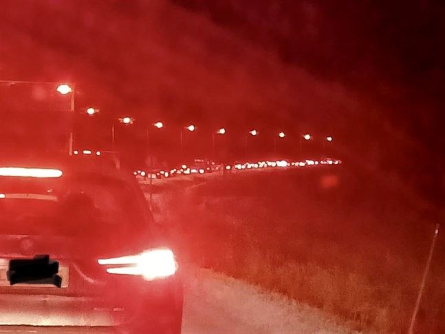 Frontalkrocken i Kronoby orsakade bilköer. Bilden är tagen mellan Lepplax och Norrby klockan åtta på morgonen.