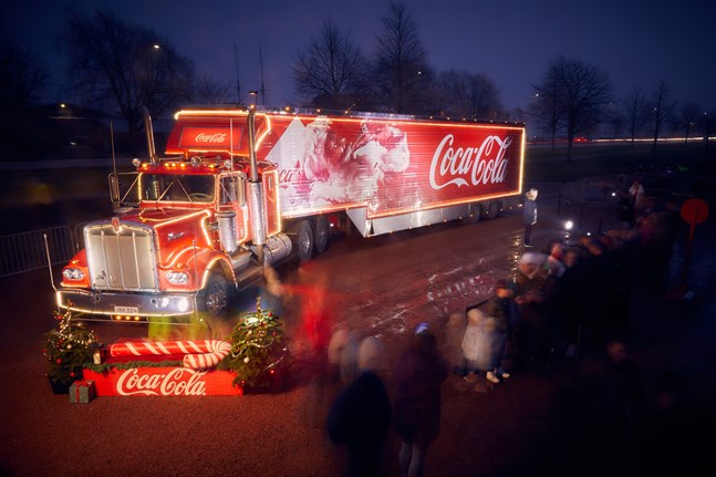 Den röda långtradaren är en Kenworth VW900A Yankee-lastbil, tillverkad 1978. Den är 19 meter lång och har cirka 11 000 LED-lampor på sidorna.
