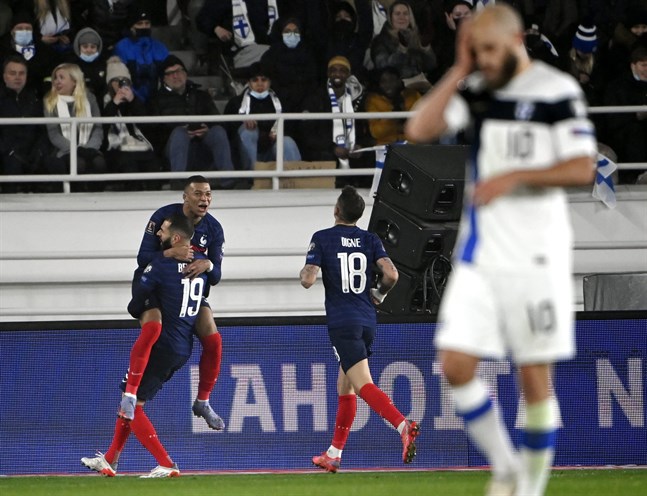 Kylian Mbappé, Karim Benzema och Lucas Digne firar Frankrikes 0–2-mål.