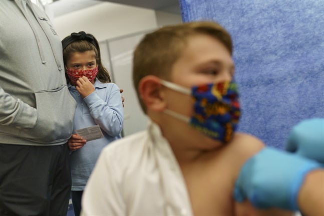 En tioårig pojke i Cranston i delstaten Rhode Island vaccineras mot covid-19. Arkivbild.