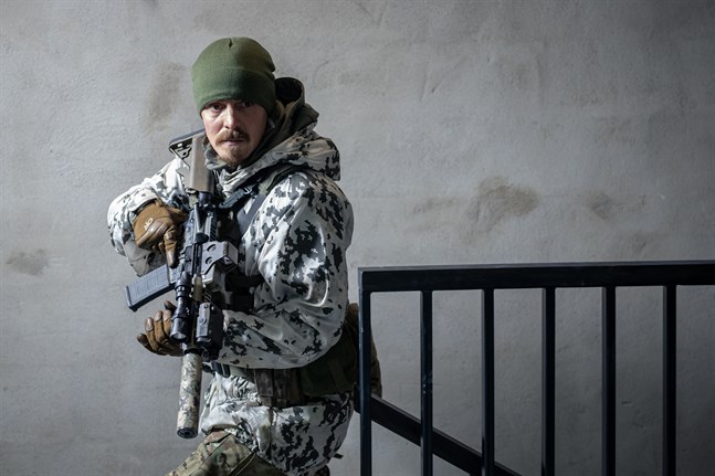 Jasper Pääkkönen som agent Max Tanner i i Aku Louhimies actionrulle "Omerta 6/12".
