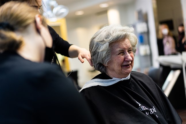Kaisu Rinkineva får håret upplagt