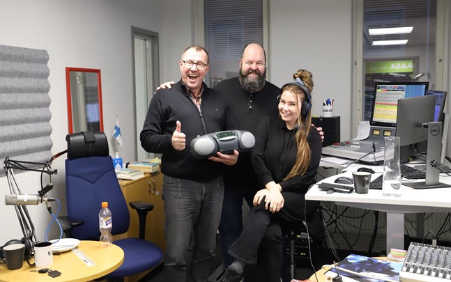 Christer Nyberg är försäljningschef på Radio Vasa medan Anssi Marttinen är kanalens vd och programchef. Linda Alanen var redaktör för onsdagens eftermiddagssändning från studion i Vasa.