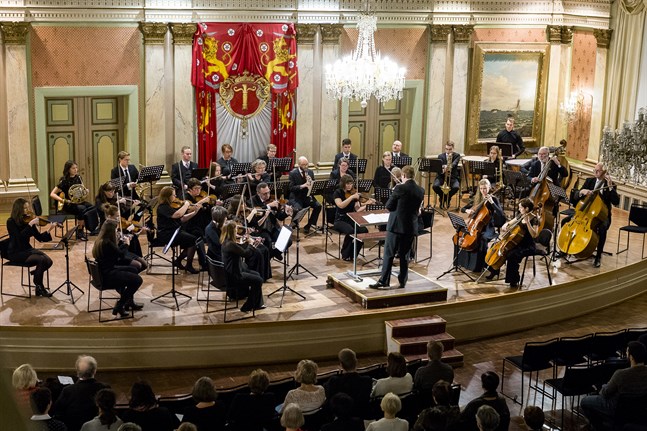 Wasa Sinfonietta på en bild tagen för några år sedan då amatörmusikerna gav en konsert i Vasa stadshus. Söndagens konsert hålls i Toivo Kuula-salen.