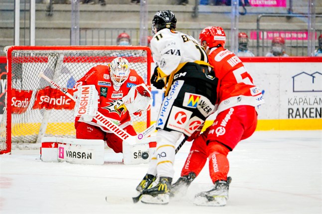 Niko Hovinen höll ställningarna när Kärpät drog fram i snabba anfall i första perioden. I andra tvingades han kapitulera.