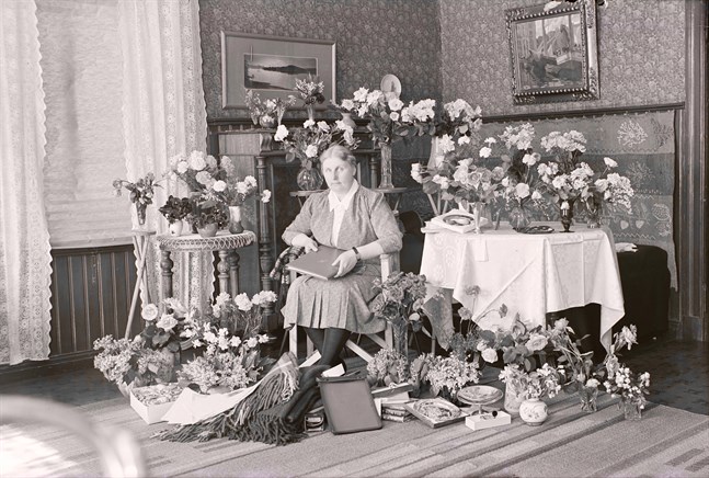 När Stella Holm omgiven av blommor och gåvor firade sin 50 årsdag en 28 juni 1941 hade fortsättningskriget mellan Finland och Sovjetunionen precis brutit ut. Som ordförande för Lotta Svärds lokalavdelning i jakobstad var det hon som organiserade arbetet i de olika sektionerna och såg till att allt löpte smidigt. Arbetet inom Lotta Svärd var ideellt och gjordes vid sidan av hennes gymnastiklärartjänst.