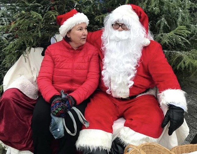 Också tomten kommer till julöppningen i Närpes centrum, men i år kan barnen inte räkna med att få samma närkontakt med honom som Maria Filippa Sundlin tidigare har gjort.