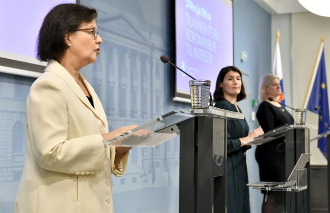 Social- och hälsovårdsministeriets ledande sakkunniga Liisa-Maria Voipio-Pulkki (längst till vänster) säger att vårdkapaciteten i Finland fortfarande räcker till. Intill henne: Institutet för hälsa och välfärds projektchef Anna Kantz och ledande sakkunniga Mia Kontio.