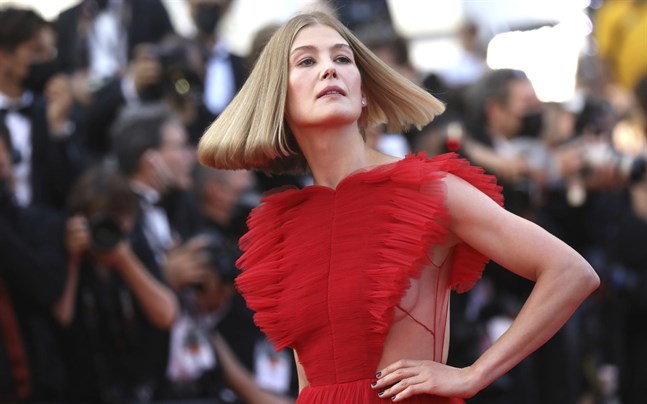 Rosamund Pike spelar en av huvudrollerna i tv-serien "Sagan om drakens återkomst".
