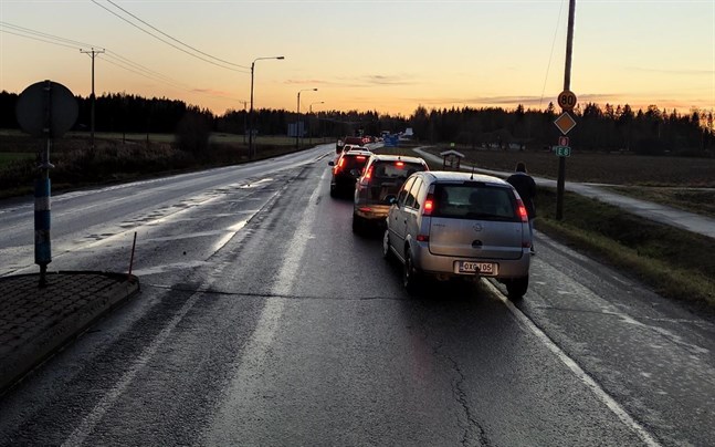 Vid 15.45 sträckte sig bilkön på riksväg 8 från korsningen i Kaitsor till olycksplatsen vid Vörå å.