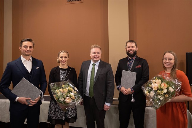 Forsknings- och kulturminister Antti Kurvinen (C) överräckte årets Barndagspris till Sagalunds museum och föreningen Suomen Parkour på torsdagen. Pristagarna får vardera 10 000 euro.