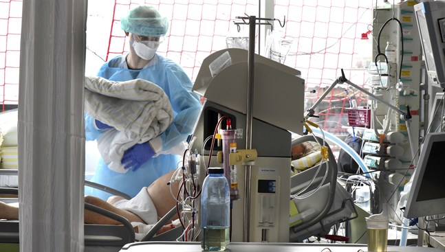 En sjuksköterska vårdar en covidpatient på intensivvårdsavdelningen på Uniklinikum Leipzig.