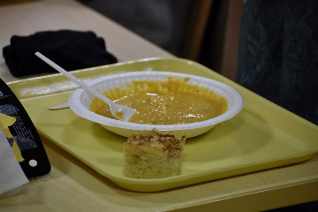 Den här grönsakspurésoppan med tillhörande äppelpaj serverades i Cygnaeus skola i Åbo i onsdags, strax efter att personal vid bolaget Arkea gått i strejk. På torsdagen var det egen matsäck som gällde.