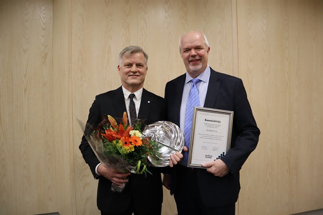 Karlebyföretaget Raisoft prisas för sitt samhälleliga ansvar. Vd:n Robert Åström och Magnus Björkgren.