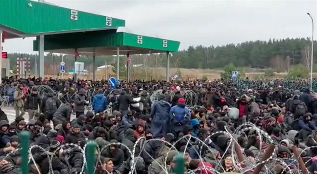 Stora mängder migranter vid gränsen mellan Belarus och Polen den 15 november.