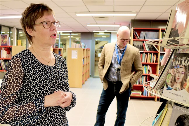 Carola Sjöblom, biträdande rektor i Sursik, konstaterar att den negativa utvecklingen inte har skett över en natt. I bakgrunden Sursiks rektor Martin Ahlskog.