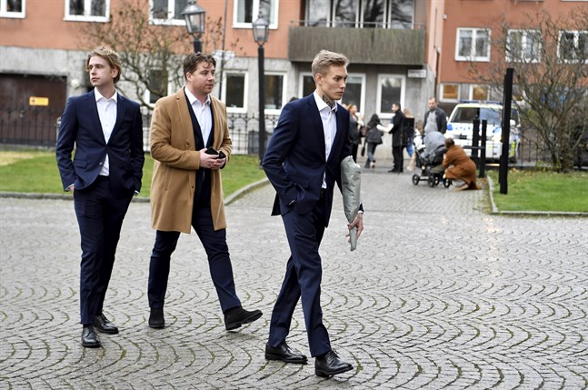 Noel Flike, till vänster, och Dante Lindhe, längst till höger, från gruppen Hov1 på väg in i Katarina kyrka. Artisten Nils Grönberg, alias Einár, begravs i Katarina kyrka i Stockholm.