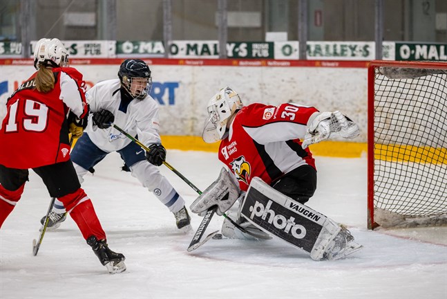 Oona Mäki hade fullt upp i matchen mot Kuortane på fredagskvällen.