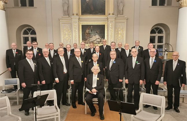 Medlemmarna i Wasa Sångargilles Seniorkör är rutinerade sångare. Kören ger sin julkonsert i Korsholms kyrka tillsammans med dirigenten Rainer Holmgård, sittande i mitten.