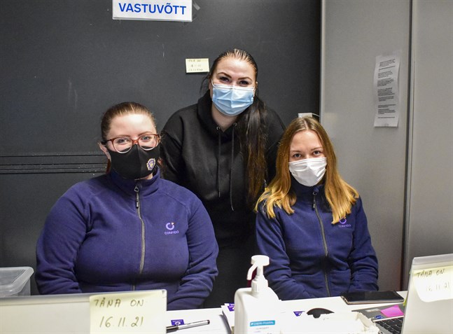 Assistent Tatyana Dobrodeyeva, föreståndare Keiu Reimann samt assistent Ilina Nõmme på vaccinationscentralen på Frihetstorget i Tallinn.