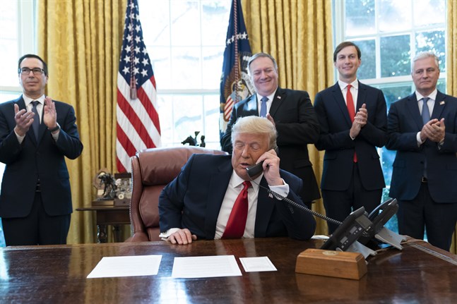 USA:s dåvarande president talar i telefon vid sitt skrivbord i Ovala rummet i Vita huset i oktober 2020.